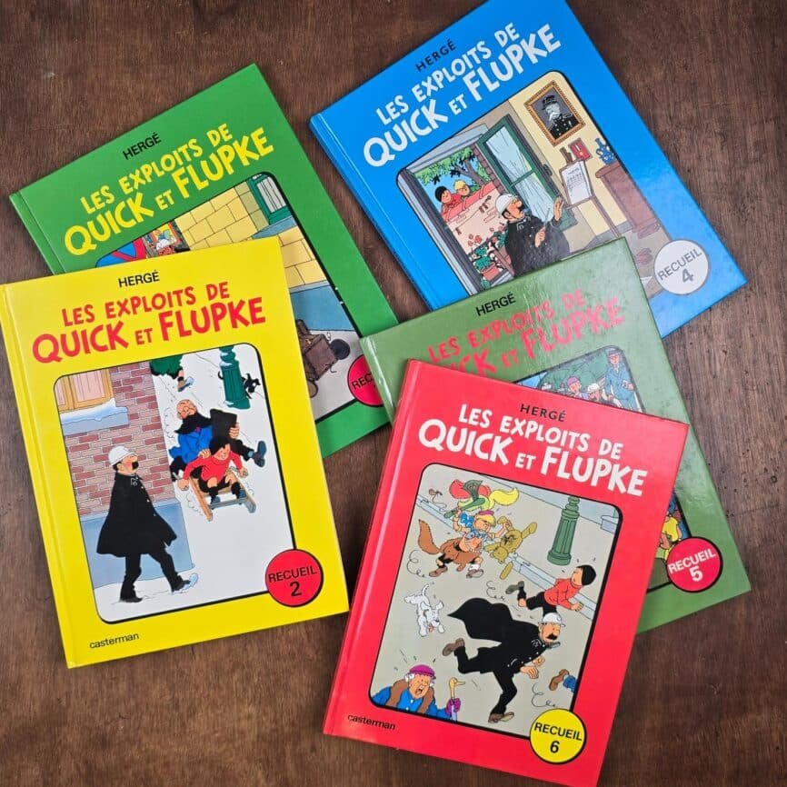Livre Quick & Flupke, Hergé Casterman, recueils empilés, recueils sur table en bois