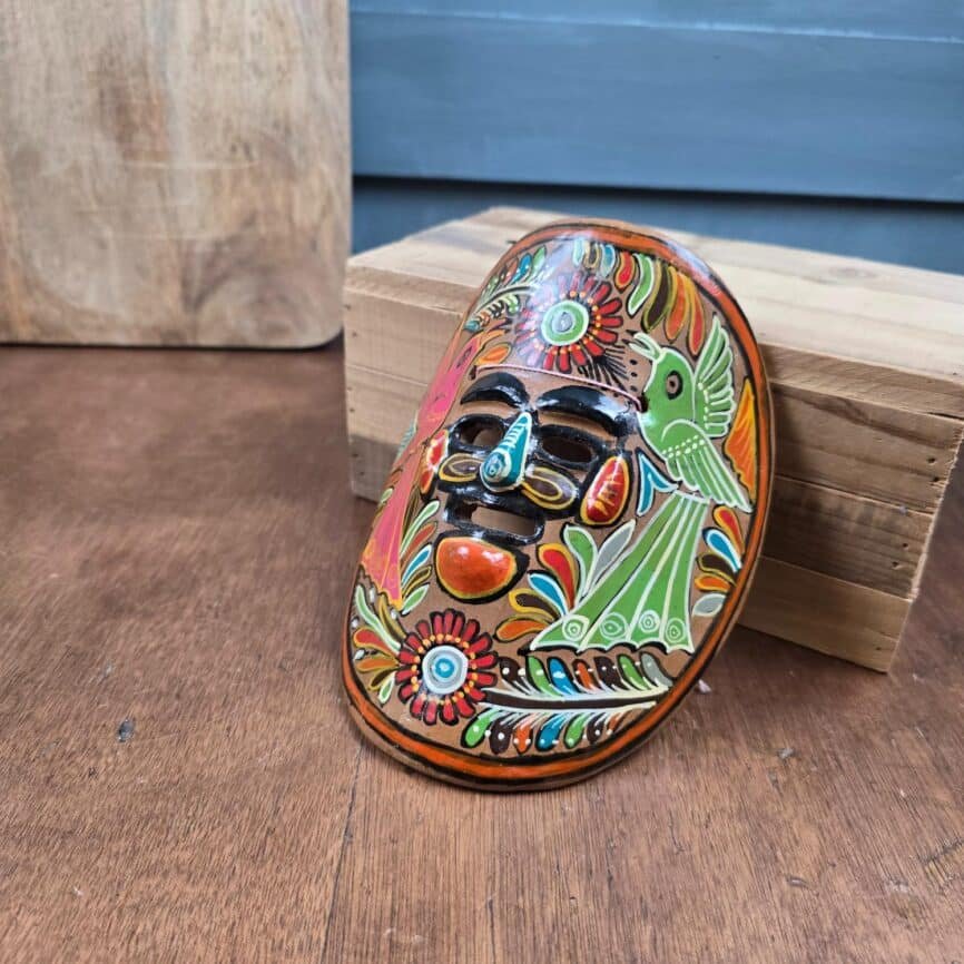 Masque mexicain en terre cuite peint à la main – Décor oiseaux coloré, ambiance vintage