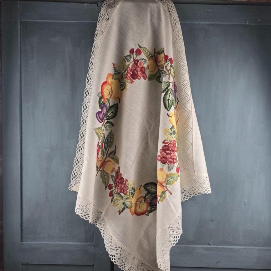 Nappe carrée fruits brodés et dentelle 86 cm – Esprit campagne vintage, accrochée au mur