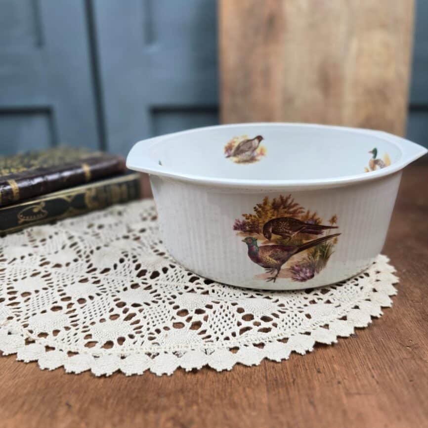 Plat ancien porcelaine à feu Sarreguemines Digoin, ambiance vintage montrant en avant le décor faisans