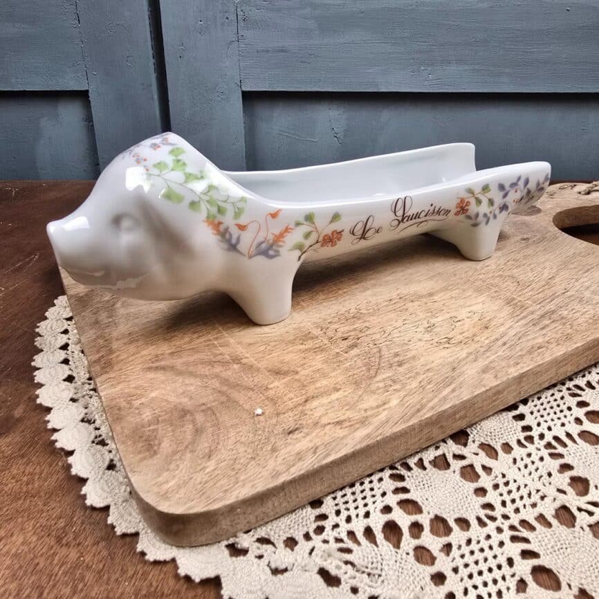 Plat à saucisson cochon porcelaine FD Chauvigny France, vue de profil montrant l'inscription "Le saucisson"