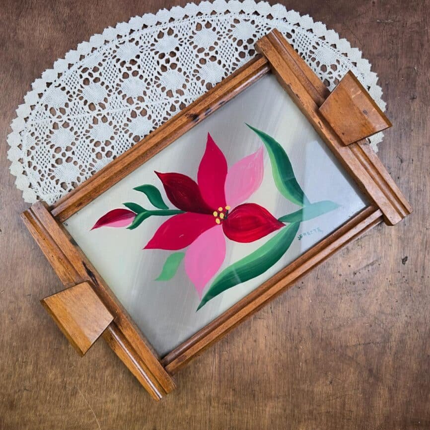 Plateau vintage en bois & verre peint à la main – Fleur stylisée signée Janette, vue de dessus, ambiance vintage