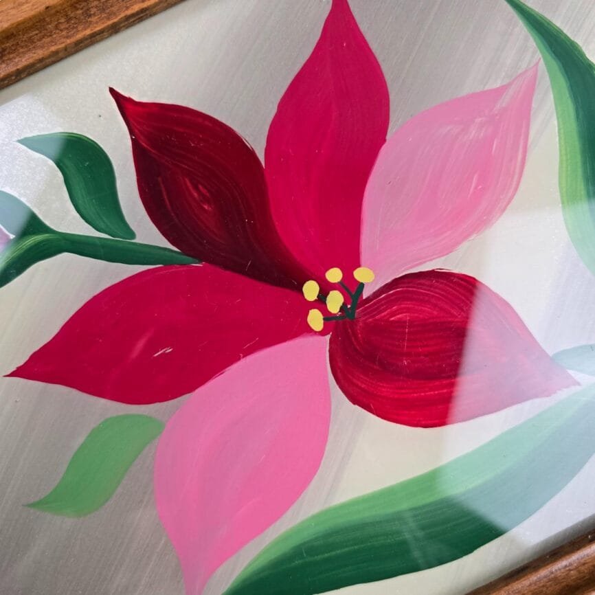 Plateau vintage en bois & verre peint à la main, vue rapprochée de la fleur stylisée signée Janette