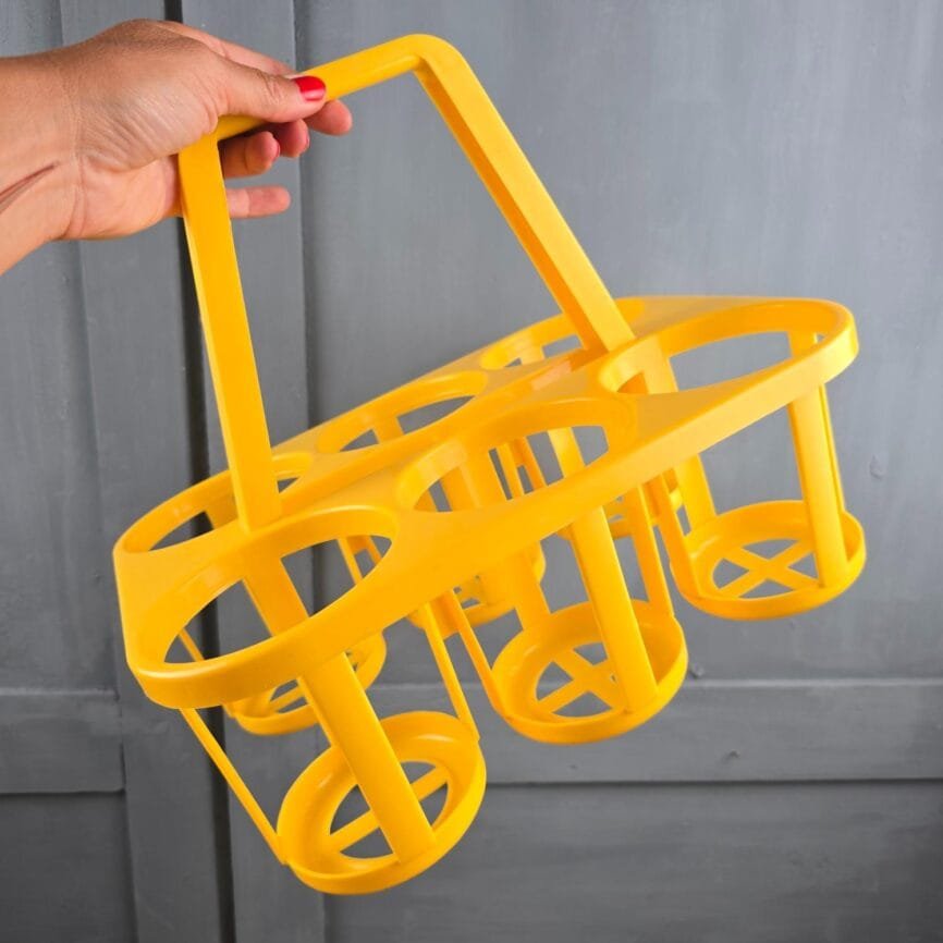 Porte-bouteilles vintage jaune LEGA Made in Italy tenu en main