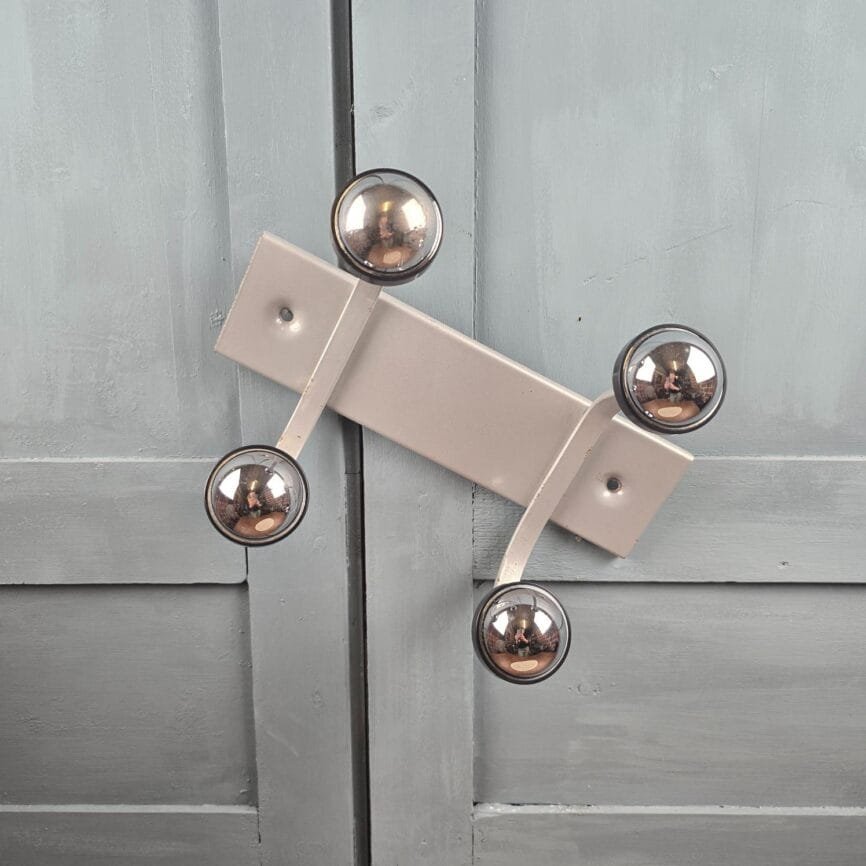 Porte-manteau mural Space Age gris 4 patères boule chromée vintage accrochée au mur