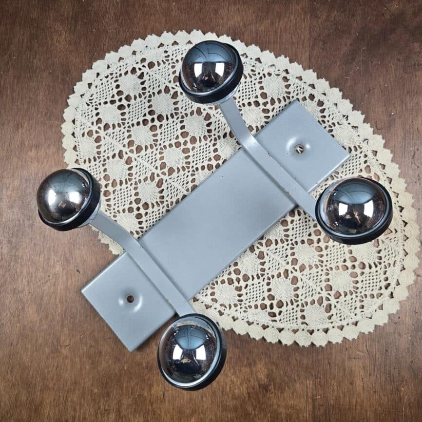 Porte-manteau mural Space Age gris 4 patères boule chromée vue de dessus