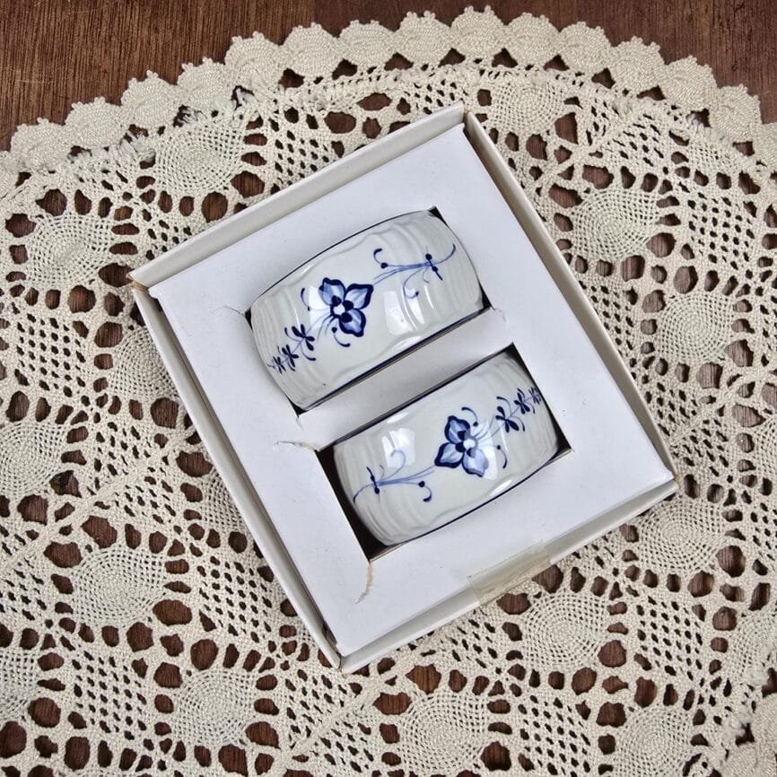 Lot de 2 ronds de serviette Villeroy & Boch Luxembourg – Porcelaine fleur bleue sur table en bois avec napperon