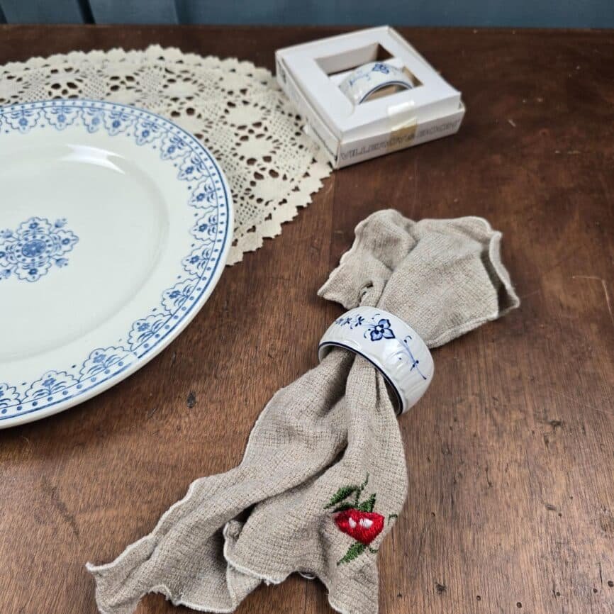 Rond de serviette Villeroy & Boch modèle Luxembourg sur table en bois avec serviette et assiette