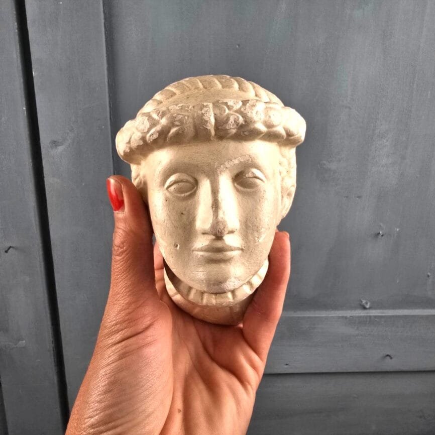 Tête murale style gréco-romain – Fragment antique esprit dadophore tenue en main pour mesure