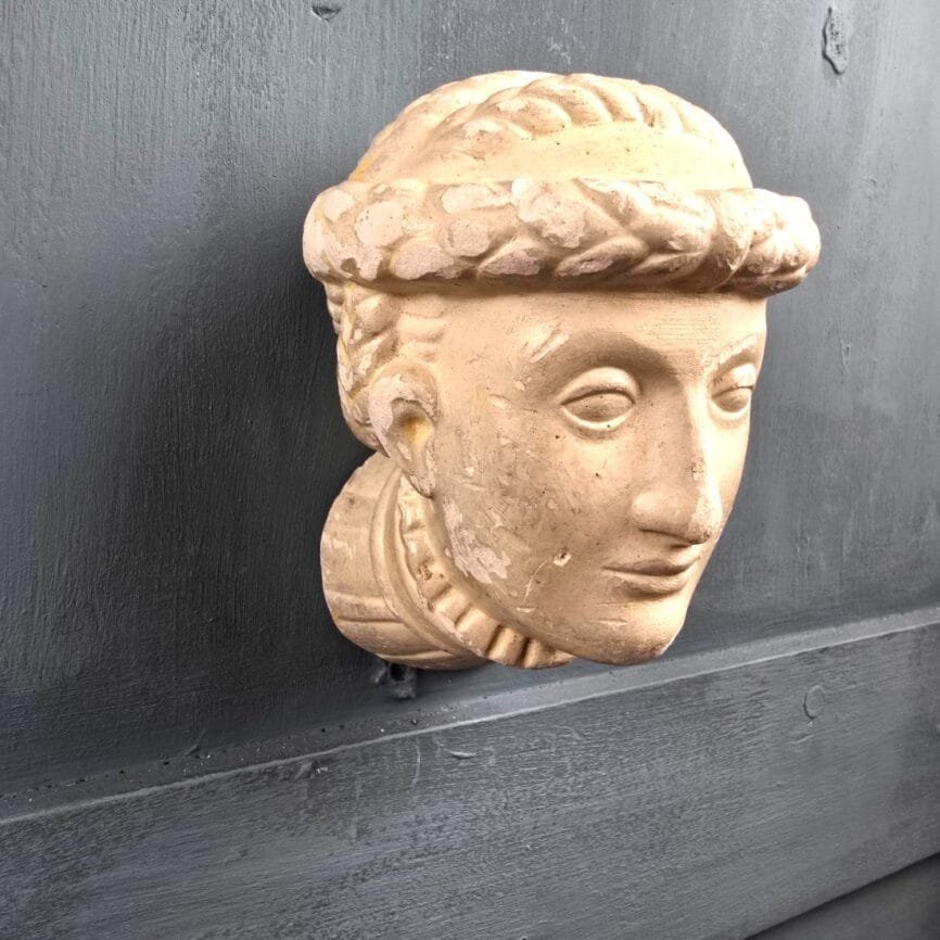 Tête murale style gréco-romain – Fragment antique esprit dadophore, accrochée au mur, vue de trois-quart