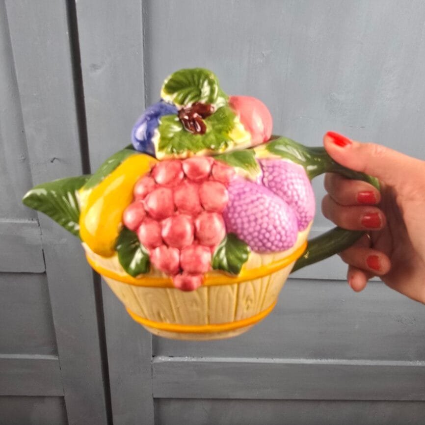 Théière vintage corbeille de fruits style barbotine – Céramique fruits en relief tenue en main