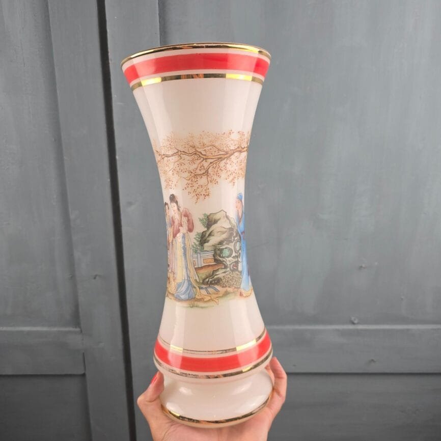 Grand vase décor asiatique romantique – Porcelaine blanche et dorure, tenue en main pour mesure