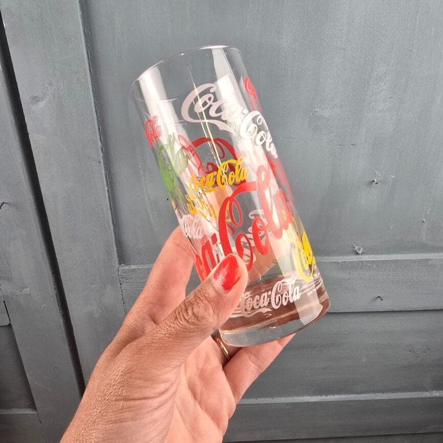 verre coca cola vintage rainbow de 1997 tenue en main pour mesure