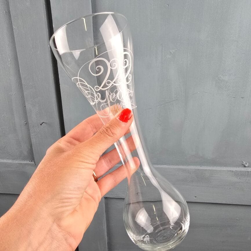 Verre à bière Kwak belge tenue en main
