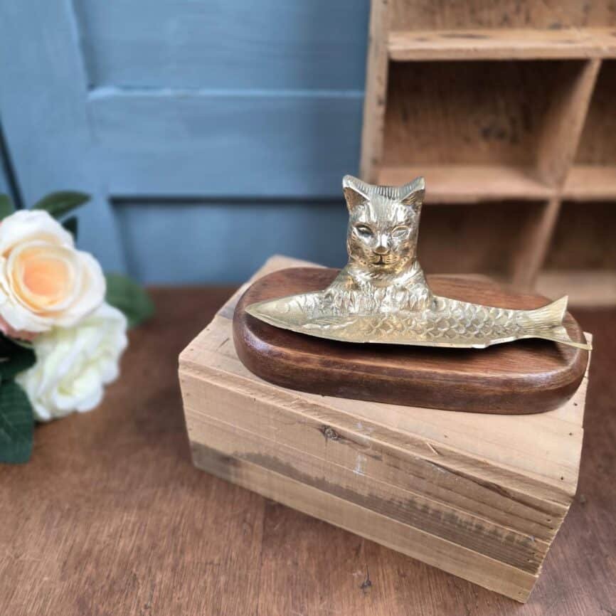 Vide-poche vintage chat poisson en laiton sur socle bois massif, fond flouté