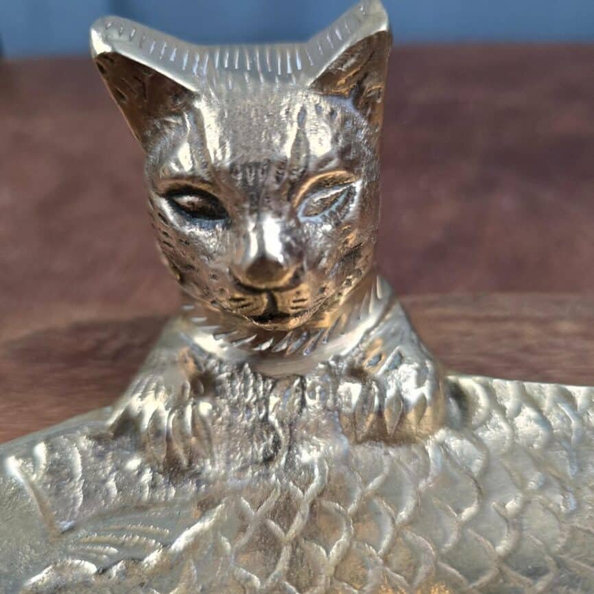 Vide-poche vintage chat poisson en laiton sur socle bois massif, vue rapprochée de la tête de chat