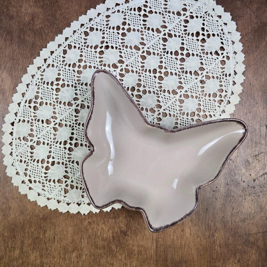 Vide-poche ou ramequin papillon Jardin d'Ulysse taupe en céramique ambiance vintage sur table en bois et napperon