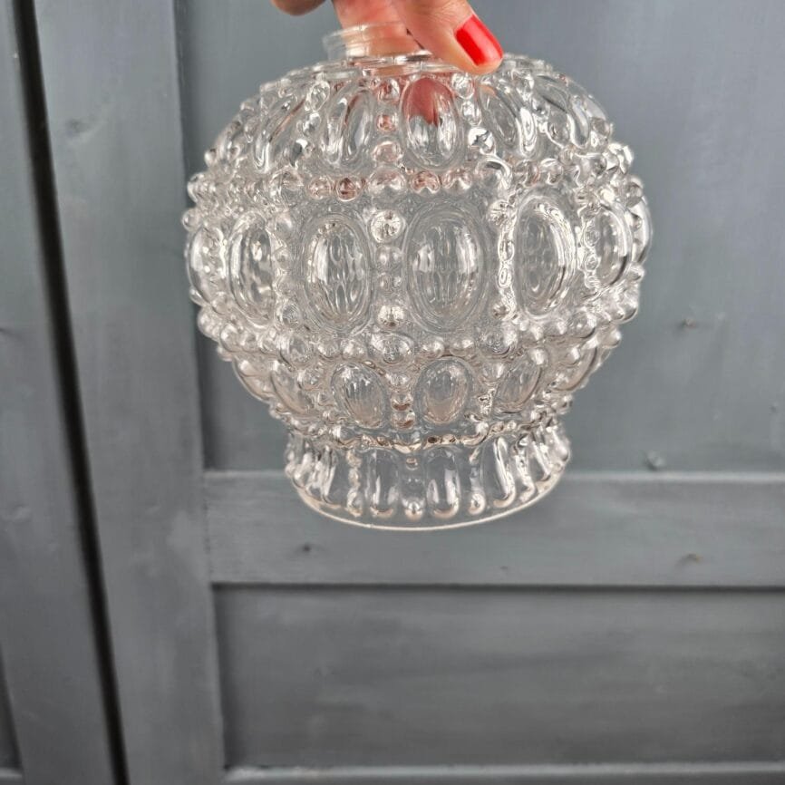 Abat-jour vintage en verre bullé transparent, tenu en main