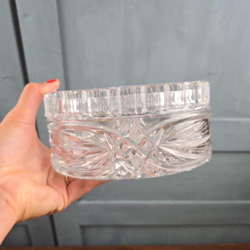 Bonbonnière cristal de Bohême taillé main vintage Tchécoslovaquie, tenue en main pour mesure