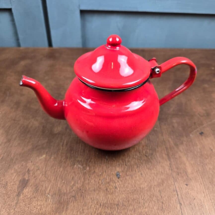 Théière ancienne en tôle émaillée rouge vintage