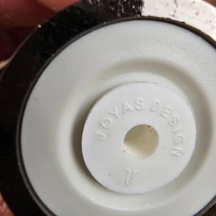 Vue rapprochée de l'estampille "Joyas DESIGN" sous la poivrière démon