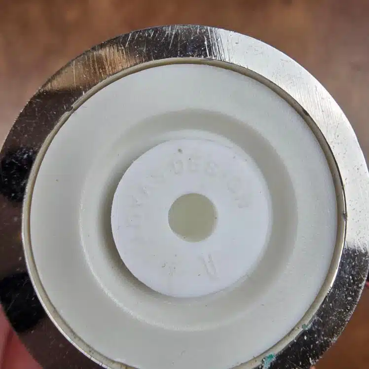 Vue rapprochée de l'estampille "Joyas DESIGN" sous la salière ange