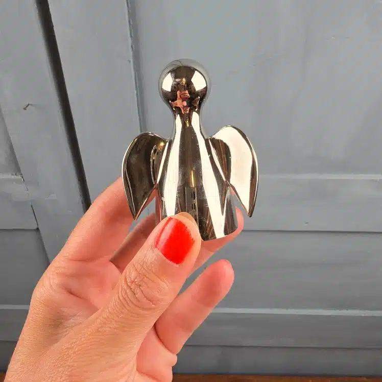 Salière ange Philippi Joyas Design en métal argenté tenu en main