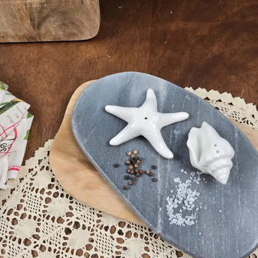 Set salière poivrière coquillage et étoile de mer en céramique blanche, vue de dessus