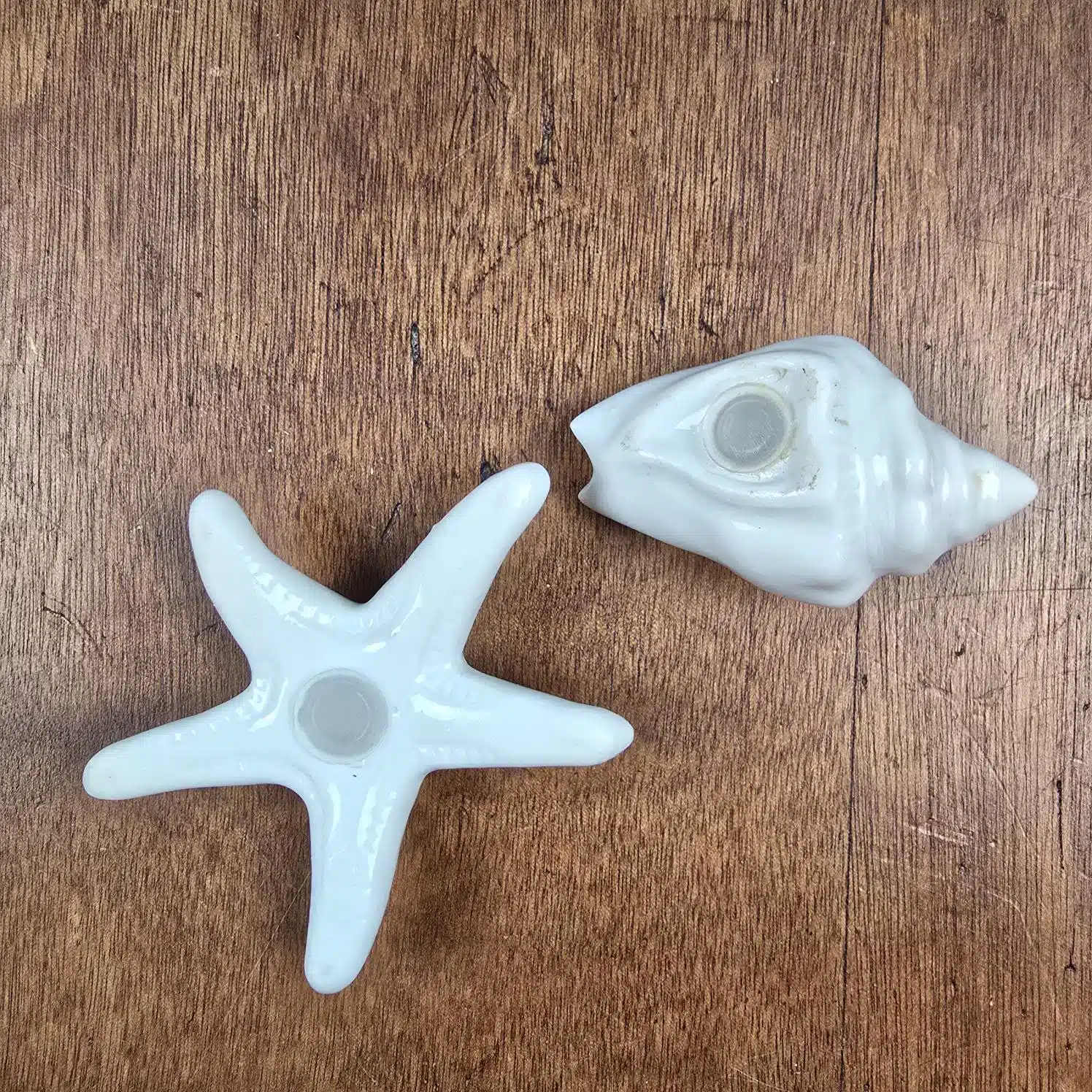 Set salière poivrière coquillage et étoile de mer en céramique blanche, vue de dessous
