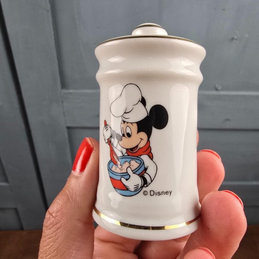 Set salière et poivrière Mickey Disney vintage, tenu en main pour apprécier la mesure