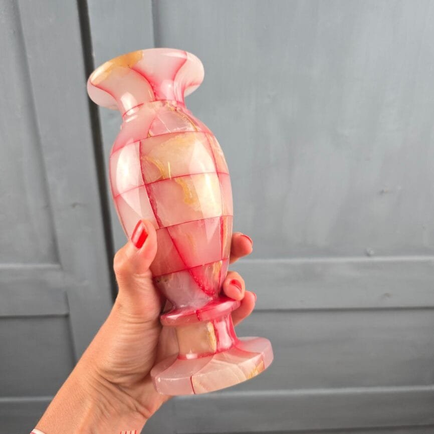 Vase vintage en pierre naturelle rose type albâtre onyx marbré quadrillé, tenue en main pour mesure