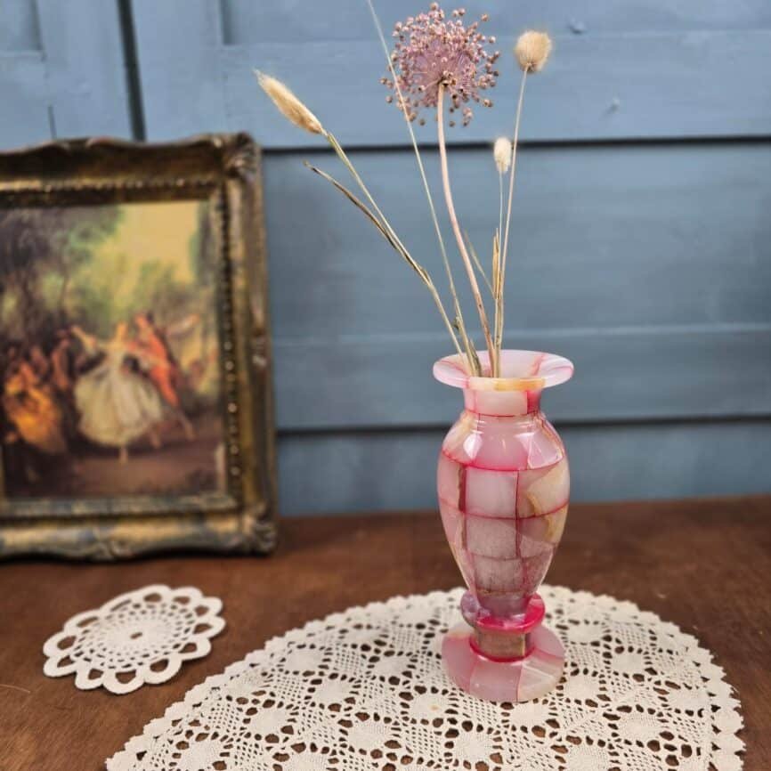 Vase vintage en pierre naturelle rose type albâtre onyx marbré quadrillé, ambiance vintage
