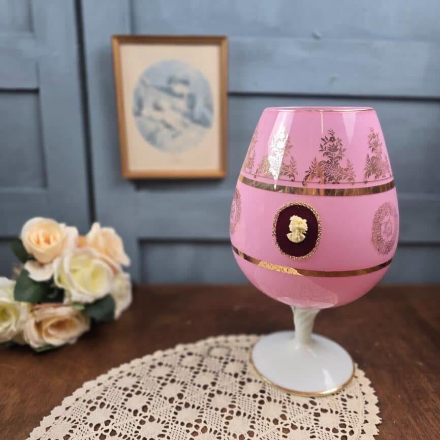 Grand vase opaline rose vintage – Décor doré & médaillon façon camée, ambiance vintage
