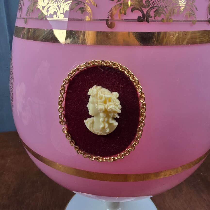 Grand vase opaline rose vintage – Décor doré & médaillon façon camée, zoom sur le camée