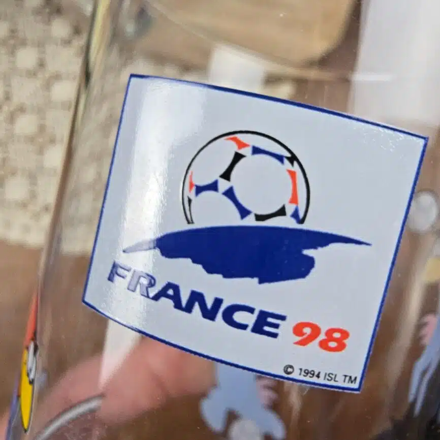 Verre France 98 Footix – Coupe du Monde football 1998, vue rapprochée du logo