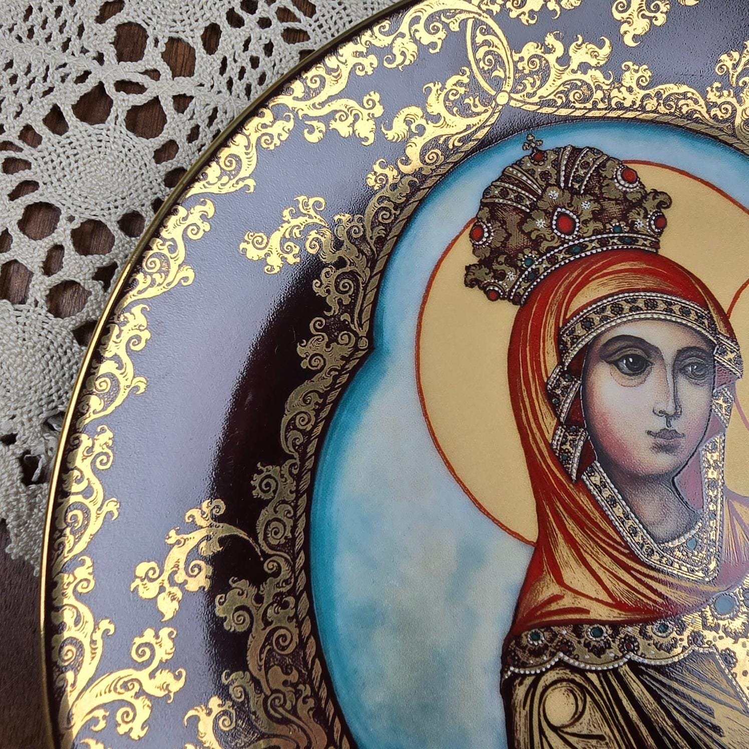Assiette décorative Madonna à l’Enfant Bradford Exchange 1996 numérotée 5713, vue rapprochée de la dorure