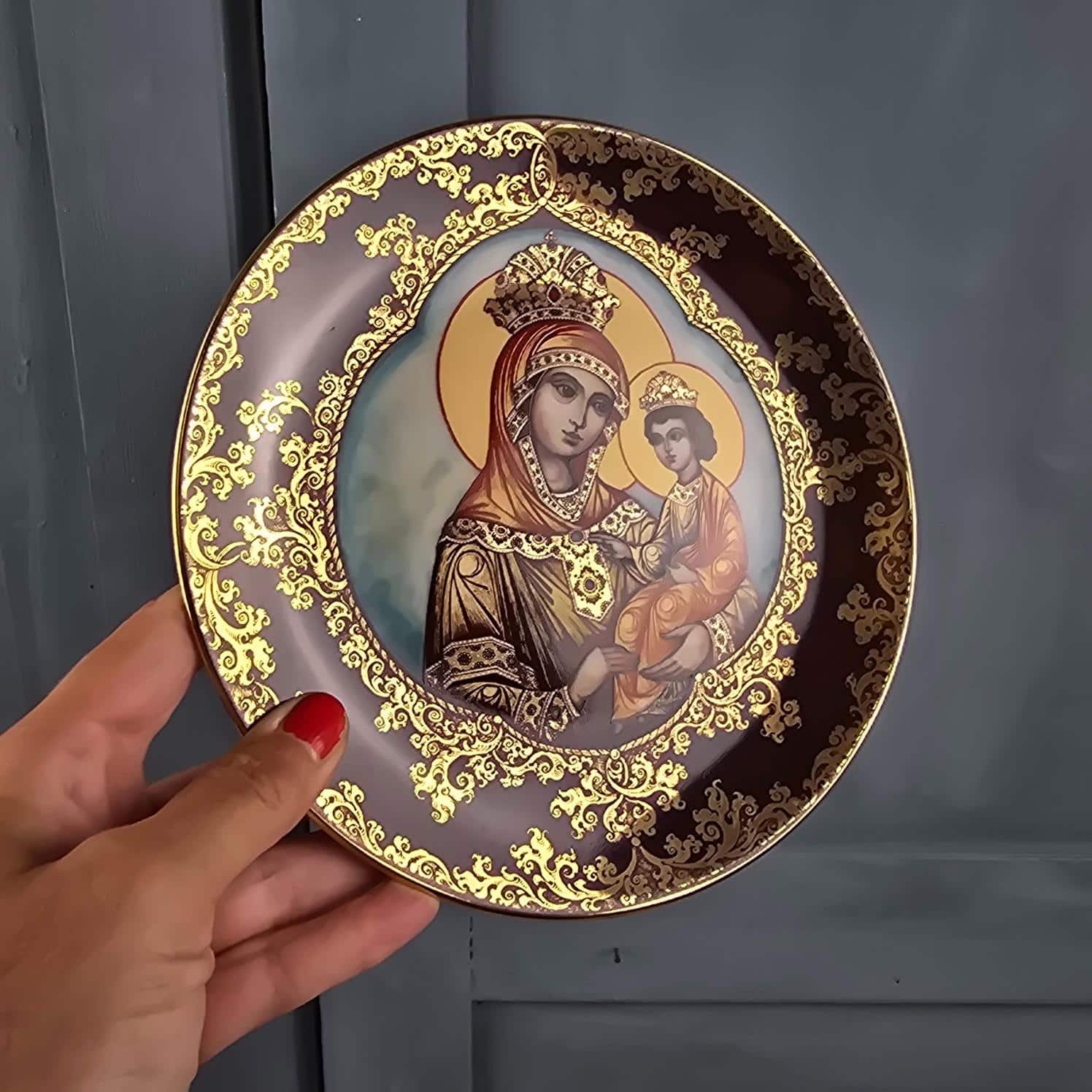 Assiette décorative Madonna à l’Enfant Bradford Exchange 1996 numérotée 5713, tenue en main