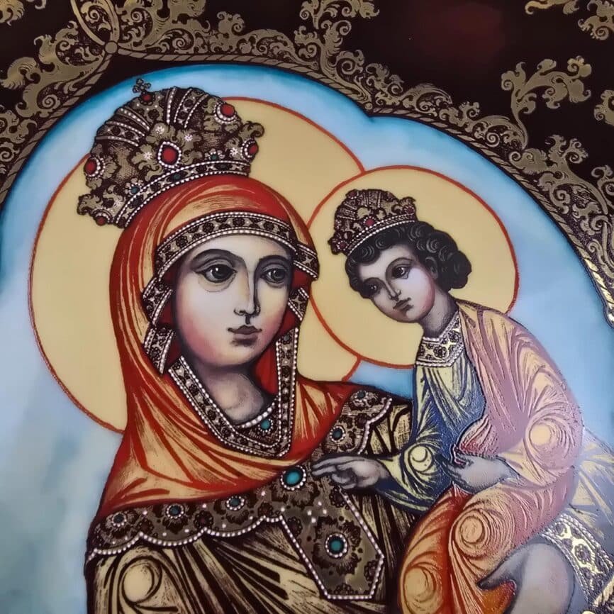 Assiette décorative Madonna à l’Enfant Bradford Exchange, vue rapprochée de la Madonne et l'enfant