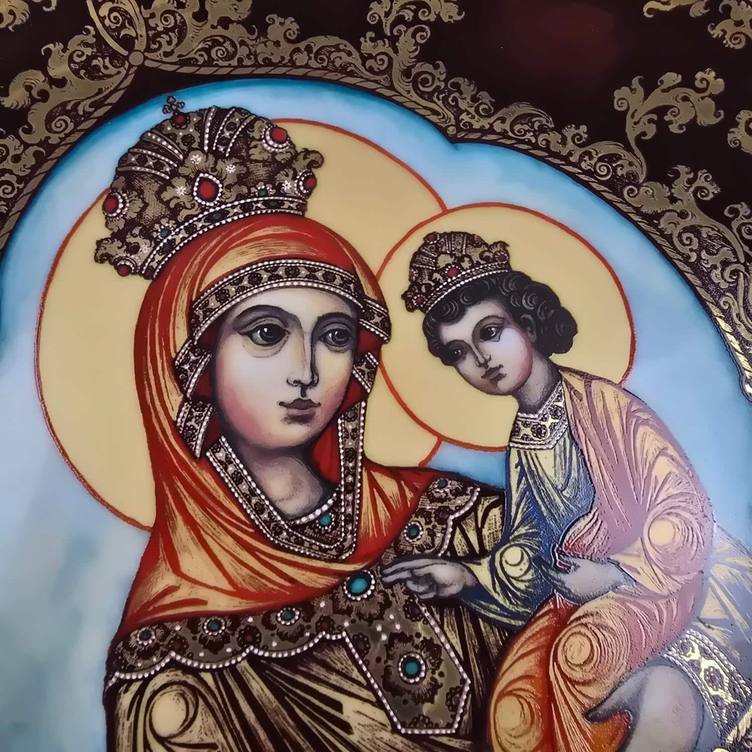 Assiette décorative Madonna à l’Enfant Bradford Exchange, vue rapprochée de la Madonne et l'enfant