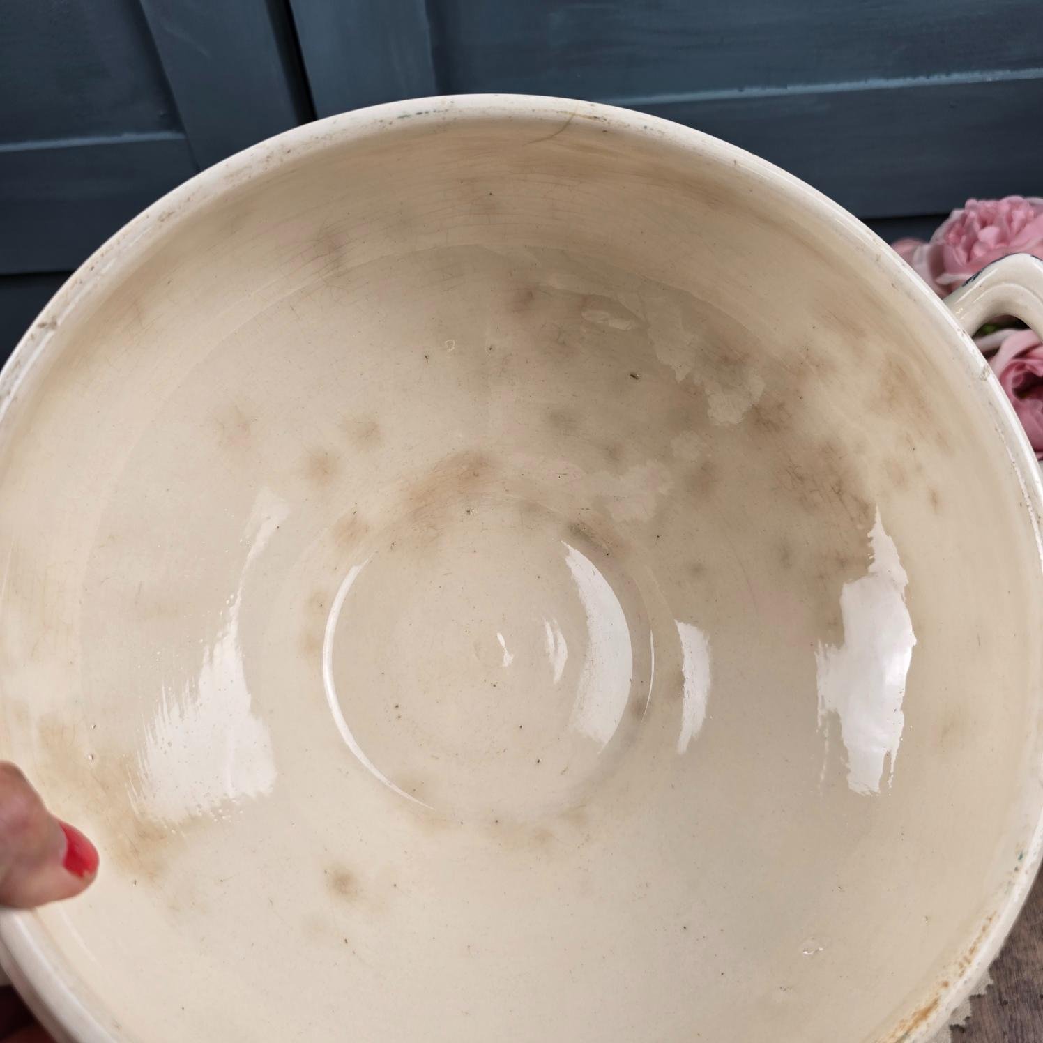 Bas soupière Longchamp modèle Lutèce en terre de fer, vue intérieure montrant la patine ancienne