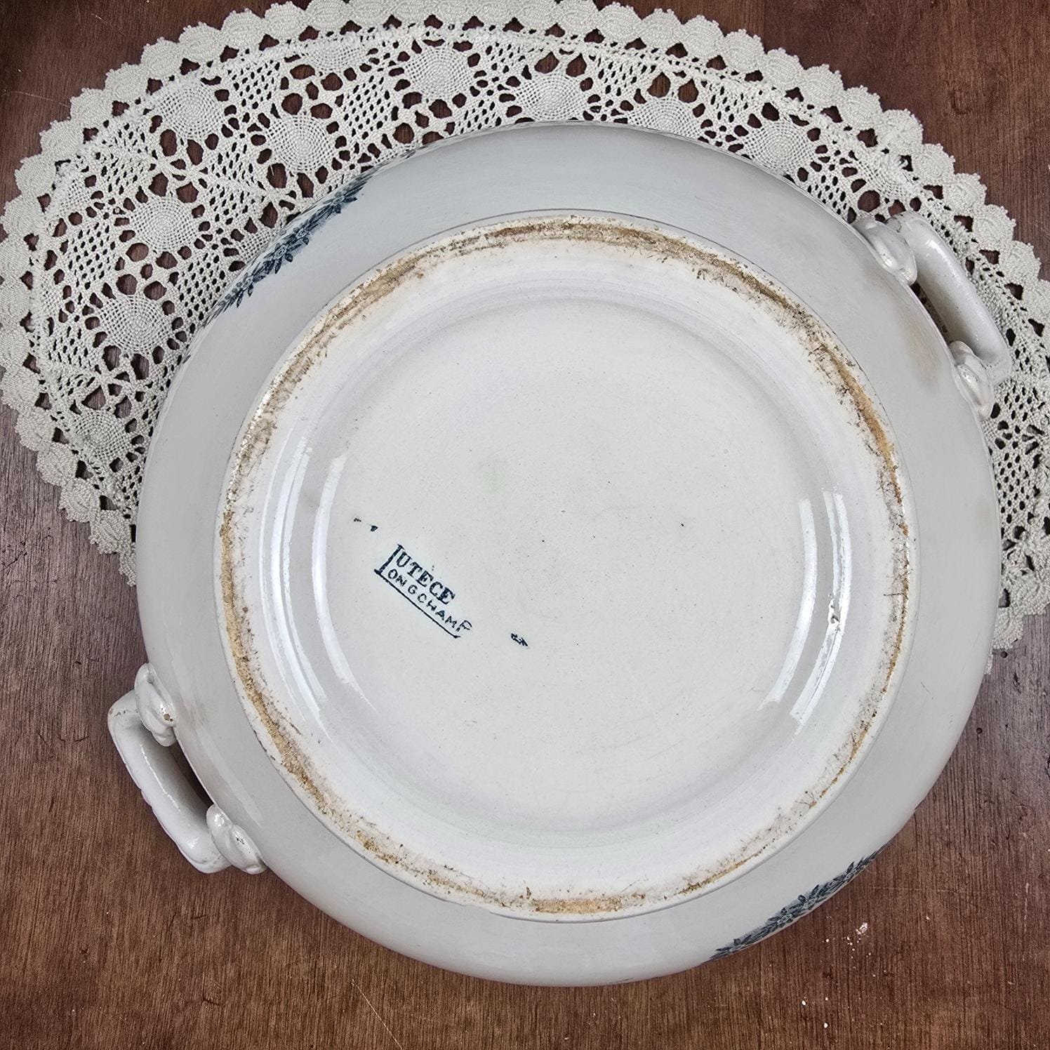 Bas soupière Longchamp modèle Lutèce en terre de fer, vue de dos sur table en bois et napperon