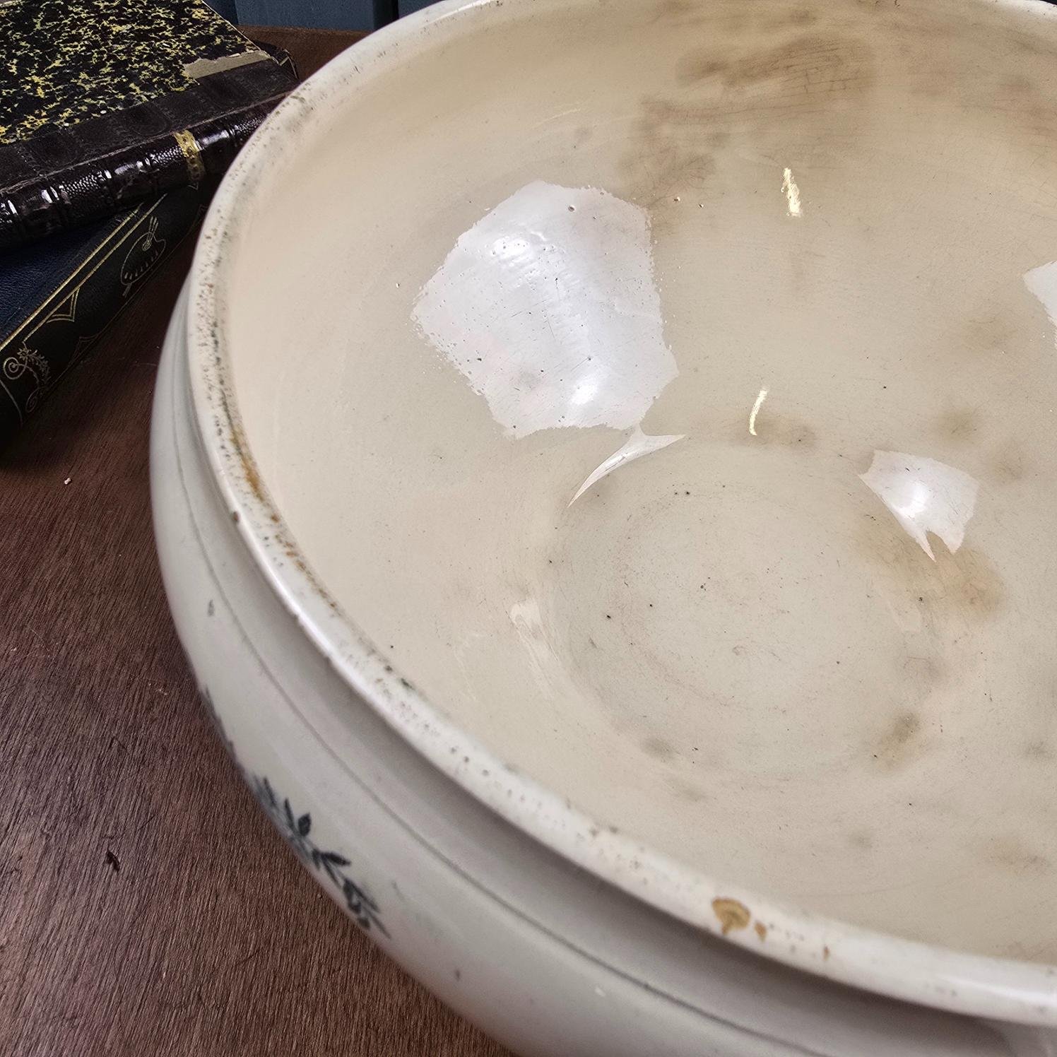 Bas soupière Longchamp modèle Lutèce en terre de fer, vue rapprochée de la patine et des usures du bord