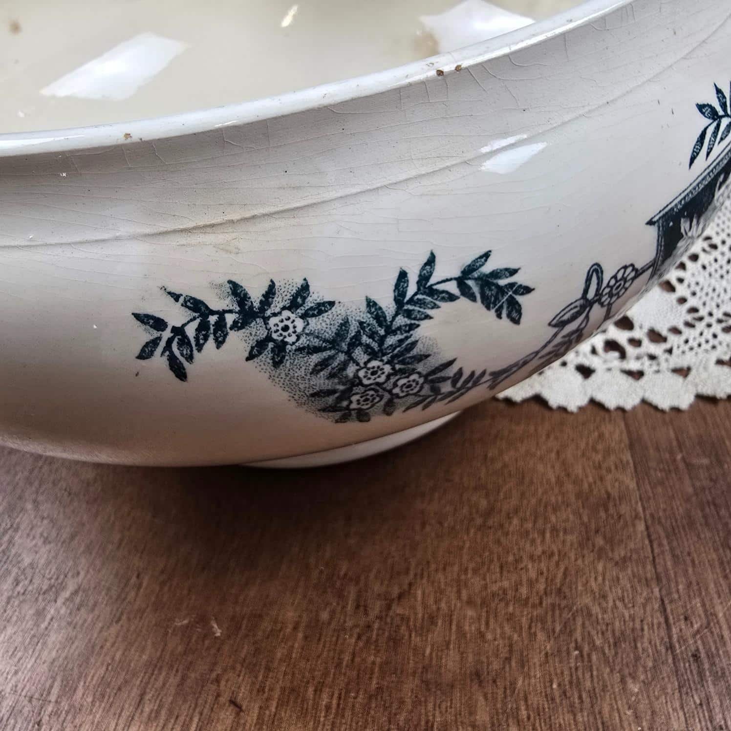 Bas soupière Longchamp modèle Lutèce en terre de fer, zoom sur le décor