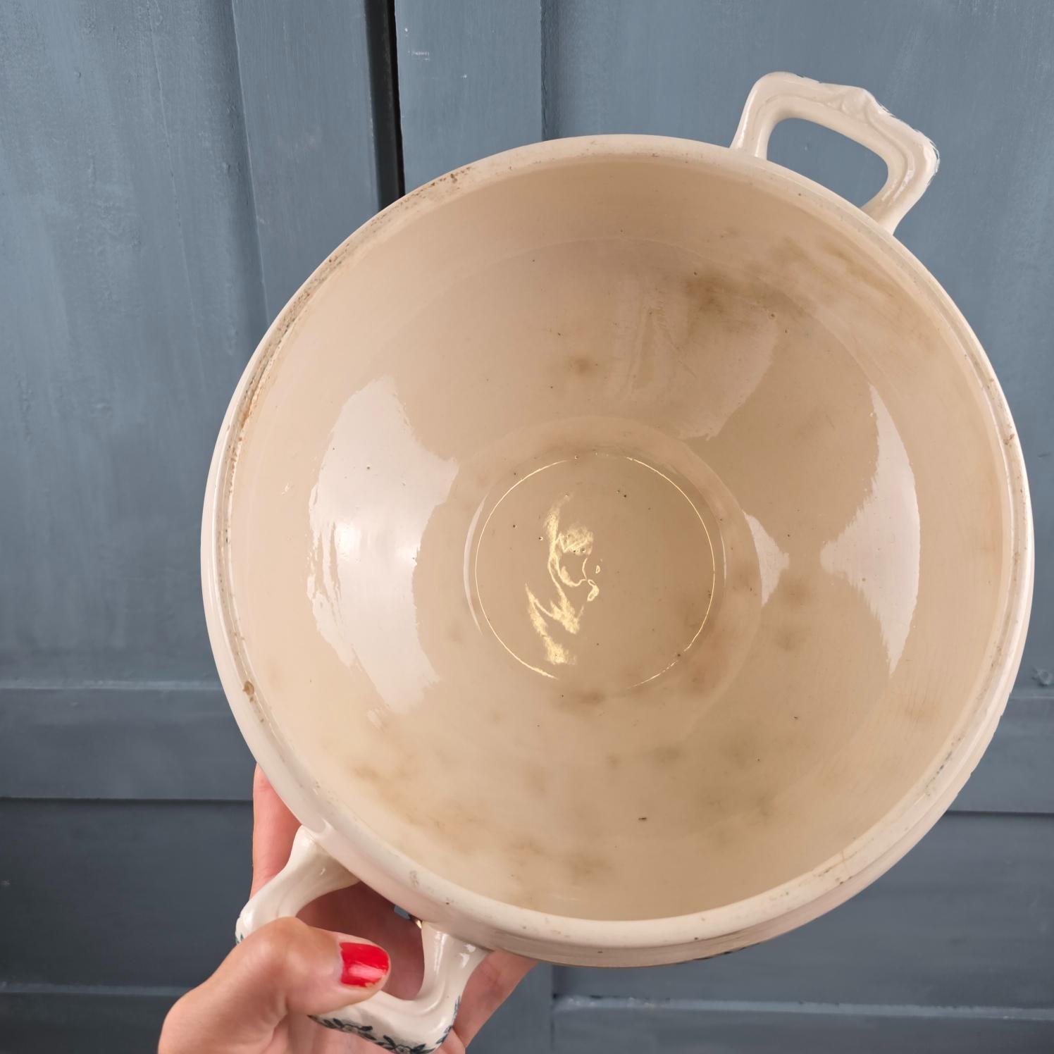 Bas soupière Longchamp modèle Lutèce en terre de fer, tenue en main montrant la patine intérieure ancienne
