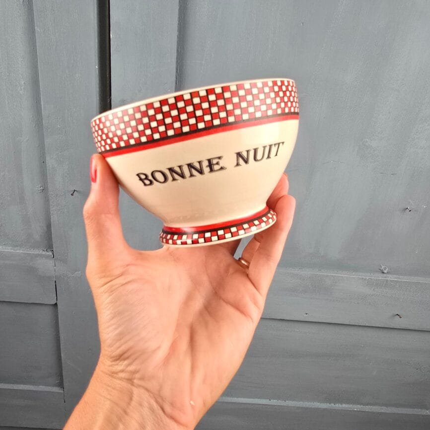 Bol bonne nuit Linvosges motif damier rouge et noir rétro, tenu en main