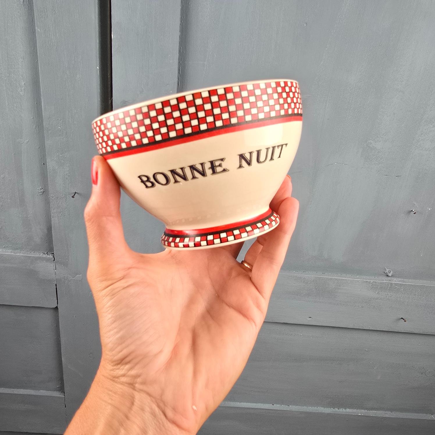 Bol bonne nuit Linvosges motif damier rouge et noir rétro, tenu en main