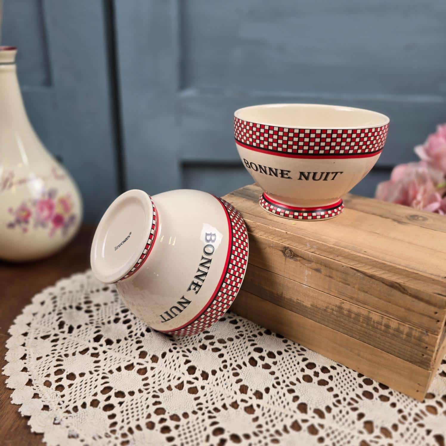 Bol bonne nuit Linvosges damier rouge et noir rétro, sur table en bois dans ambiance vintage