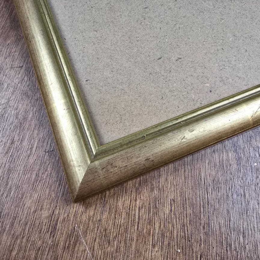 Cadre vintage en bois doré, vue rapprochée d'un coin