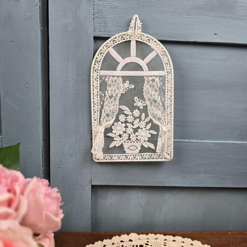 decoration murale vintage dentelle crochet fenetre fleurie papillons