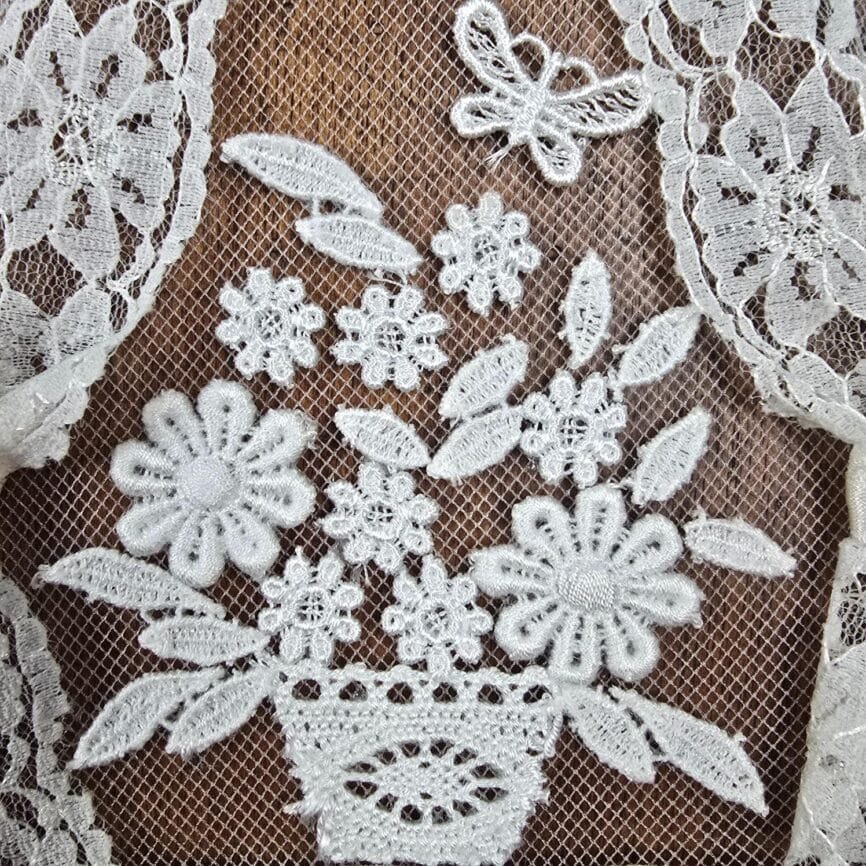 decoration murale vintage dentelle crochet fenetre fleurie papillons